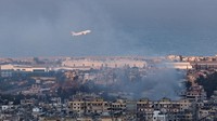 Sebuah pesawat milik Lebanese Middle East Airlines (MEA) lepas landas dari Bandara Internasional Beirut-Rafic Hariri saat asap mengepul, di tengah permusuhan yang sedang berlangsung antara Hizbullah dan pasukan Israel, di Beirut, Lebanon, Selasa (22/10/2024).  