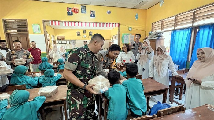 Bareng Dandim, Kapolres Sukabumi Kembali Bagikan Makanan Bergizi ke Pelajar di Sukabumi