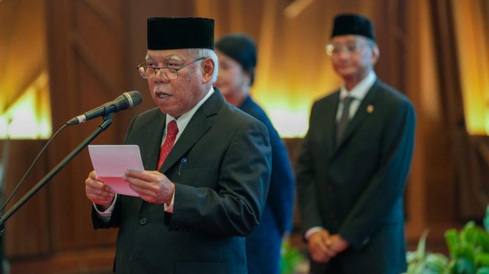 Menteri Pekerjaan Umum dan Perumahan Rakyat (PUPR) Periode 2014-2024 Basuki Hadimuljono secara resmi menyerahkan jabatan kepada Menteri Pekerjaan Umum (PU) Dody Hanggodo dan Menteri Perumahan dan Kawasan Permukiman (PKP) Maruarar Sirait di Jakarta, Senin (21/10/2024) malam.