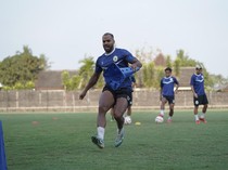 Cedera Saat Latihan, Bek PSS Sleman Phil Ofosu-Ayeh Absen 3 Minggu