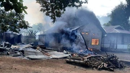 Asap masih muncul dari puing-puing rumah yang dibakar di Desa Bugalima, Flores Timur, Selasa (22/10/2024).