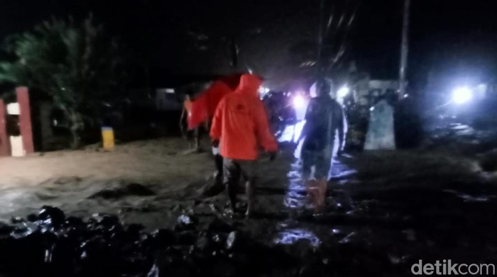 Banjir merendam 50 rumah di 3 desa Kabupaten Bone Bolango, Gorontalo. Warga mengungsi dan listrik padam.