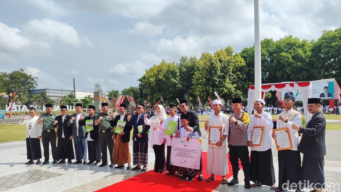 Bupati Klaten, Sri Mulyani, saat berfoto bersama usai memberikan penghargaan kepada tiga santri Pesantren Modern Al-Huda Cawan (berbaju putih di sebelah kanan)