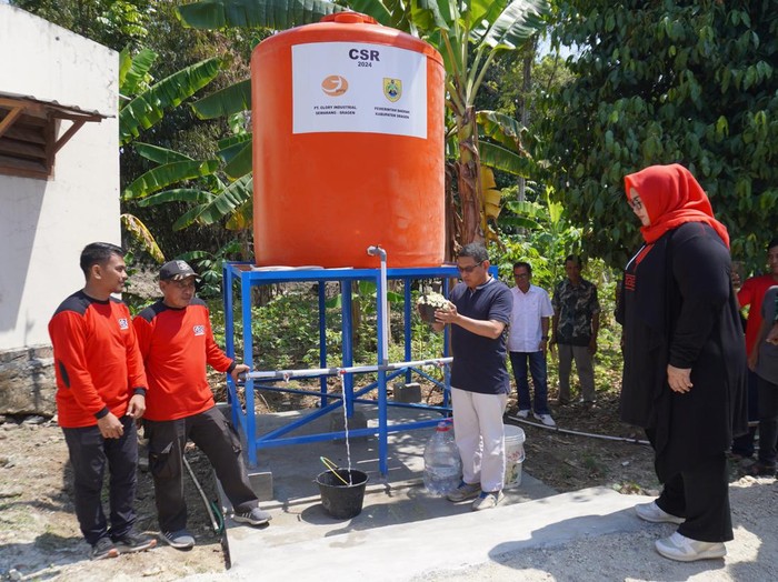 Bupati Sragen Kusdinar Untung Yuni Sukowati meresmikan bantuan sumur di wilayah Sragen Utara, beberapa waktu lalu.