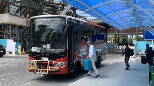 Bus Trans Metro Dewata saat berhenti di halte Bandara I Gusti Ngurah Rai, Badung.