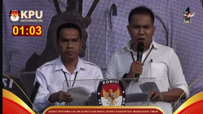 Calon bupati-wakil bupati Manggarai Timur Selphyanus Tovin-Frumensius Fredrik Anam (Elemen) saat memaparkan visi-misi dalam debat publik pertama, Selasa (22/10/2024). (Dok. KPU Manggarai Timur)
