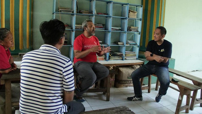 Calon Wali Kota Semarang, Yoyok Sukawi saat berdialog dengan Ketua Dewan Kesenian Semarang (Dekase), Adhitia Armitrianto