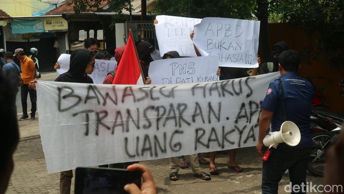 Massa menggelar aksi demo di depan kantor Bawaslu Pati, Selasa (22/10/2024).
