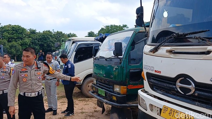 Dirlantas Polda Kepri, Kombes Tri Yulianto saat menunjukan hasil penindakan truk yang membahayakan pengendara.(Alamudin/detikSumut)