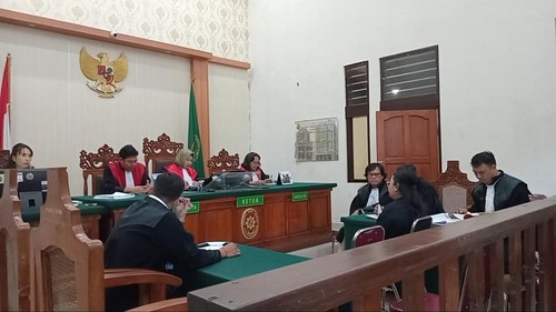 Dokter klinik di Kuta Utara, Shillea Olimpia, saat menjalani sidang di PN Denpasar, Selasa (22/10/2024). (Foto: Aryo Mahendro/detikBali)