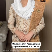 Dalam foto dan video yang diunggah di media sosial, Dyah memilih tampil dengan padanan kebaya dan kerudung di hari pelantikannya. Wanita itu mengenakan kebaya Kartini dari Svarna by Ikat Indonesia milik desainer kenamaan Didiet Maulana. Baju bernuansa krem tersebut dipadukan dengan selendang dan songket berwarna cokelat yang serasi.  Foto: Instagram @fannytamakeup