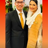 Pelantikan Dyah menuai perhatian karena usianya. Wanita kelahiran Jakarta, 25 Mei 1993 tersebut menjadi wamendag di usia 31 tahun. Putri dari Satya Widya Yudha yang menjadi Dewan Energi Nasional RI itu pun memang mulai berpolitik lebih awal. Dyah menjadi anggota DPR saat berusia 26 tahun. Saat bertugas dalam DPR RI periode 2019-2024 Komisi VII, ia merupakan salah satu orang termuda.  Foto: Instagram Dyah Roro Esti