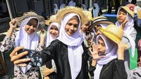 Yayasan Topi Bambu memberikan pengenalan dan pelatihan membuat kerajinan bambu seperti topi dan peci sebagai upaya melestarikan warisan budaya khas Kabupaten Tangerang tersebut kepada generasi muda.  