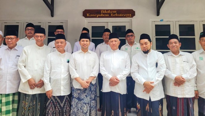 Emil Dardak bersama Ketua PWNU Jatim Gus Kikin dan pengurus PWNU lainnya saat mengikuti upacara Hari Santri di Jombang.