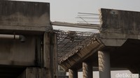 Seperti ini penampakan kerusakan konstruksi ruas jalan Tol KM 149 Gedebage, Kota Bandung. Alat-alat berat nampak ada di lokasi perbaikan konstruksi.