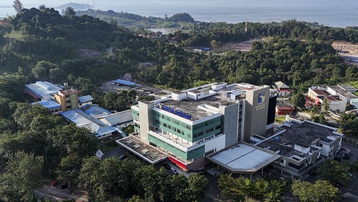 Foto udara rumah sakit BP Batam di Kawasan Ekonomi Khusus (KEK) Kesehatan Internasional, Batam, Kepulauan Riau, Selasa (22/10/2024). Rencana pembangunan KEK Kesehatan Internasional Batam seluas 47,17 Ha dengan rancangan bisnis rumah sakit internasional, Nursing Academy International, MedTech Park yang dilengkapi MICE (Meetings, Incentive, Convention & Exhibition), perumahan dokter, dormitory, hotel dan retail diharapkan selesai dan siap beroperasi dalam waktu 36 bulan. ANTARA FOTO/Teguh Prihatna/foc.