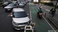 Pengendara mobil Suzuki Ertiga B 2940 TZQ terlibat kecelakaan tunggal di Jl MH Thamrin, Jakarta, Selasa (22/10/2024).