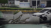 Pengendara mobil mengaku mengantuk dan tidak sempat menguasai kendaraan hingga menabrak separator jalur sepeda.