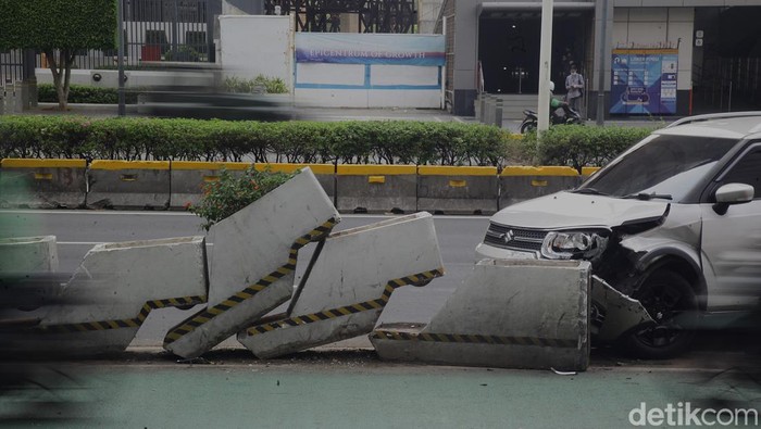 Pengendara mobil Suzuki Ertiga B 2940 TZQ mengalami kecelakaan tunggal di Jl MH Thamrin, Jakarta. Kecelakaan tersebut diduga karena pengemudi mengantuk.