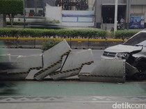 Gegara Ngantuk, Pengendara Mobil Ini Tabrak Separator Jalur Sepeda