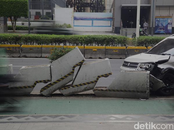Gegara Ngantuk, Pengendara Mobil Ini Tabrak Separator Jalur Sepeda