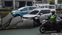 Pengendara tersebut menabrak separator jalur sepeda.