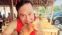 Momen kuliner lain dari Gus Miftah terlihat ketika menikmati tengkleng. Dalam videonya, Gus in terlihat menyantap kaki sapi yang kenyal. Foto: Instagram @gusmiftah