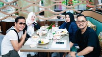 Kalau ini momen Gus Miftah bersama sang istri saat makan siang dengan pasangan Gilang dan Shandy Purnamasari. Mereka tampak akrab lho! Foto: Instagram @gusmiftah