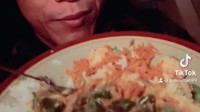 Gus Miftah juga senang menikmati masakan sang istri. Seperti momennya saat buka puasa dengan menu oseng ikan asin dan sambal tempe petai. Foto: Instagram @gusmiftah