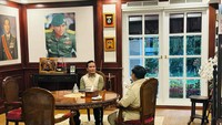 Sosoknya juga sempat bertemu dengan Prabowo. Begini momennya berbincang di ruangan kerja sang Presiden RI ke-8 ketika masih menjabat sebagai Menteri Pertahanan. Foto: Instagram @gusmiftah