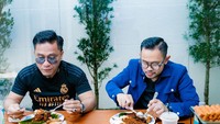 Tampaknya, Gus Miftah memang dekat dengan Gilang Juragan 88. Ini momen lain ketika mereka menikmati nasi dengan aneka lauk, ada gorengan lezat juga di sana. Foto: Instagram @gusmiftah