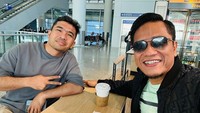 Gus Miftah kerap membagikan momen kulinernya di Instagram. Salah satunya bersama Putra Siregar, ia menikmati kopi hangat di sebuah bandara. Foto: Instagram @gusmiftah