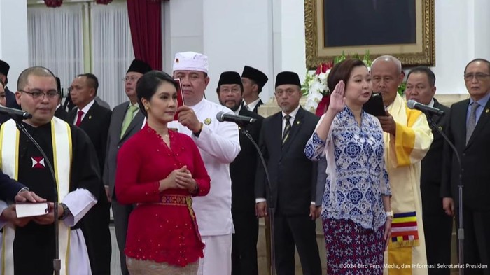 Irene Umar (mengangkat tangan) saat tengah mengucapkan sumpah jabatan dalam upacara pelantikan
wamen Kabinet Merah Putih.
