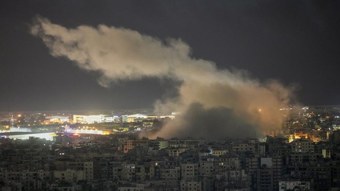Israel Masih Gempur Beirut Lebanon, Ledakan Dimana-mana Smoke rises from an Israeli airstrike on Dahiyeh, in the southern suburb of Beirut, Tuesday, Oct. 22, 2024. (AP Photo/Bilal Hussein)