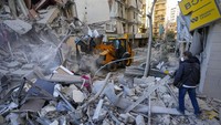 Kementerian itu membantah klaim tentara Israel bahwa Hizbullah telah menyimpan setengah miliar dolar di bawah rumah sakit Sahel di Beirut selatan. Kantor Berita Nasional Lebanon (NAA) melaporkan sedikitnya tiga serangan Israel di distrik Ouzai di Beirut selatan. (AP Photo/Hassan Ammar)  