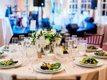 Tamu Kaya Raya Dapat Jamuan Istimewa, Tamu Biasa Cuma Oreo dan Apel