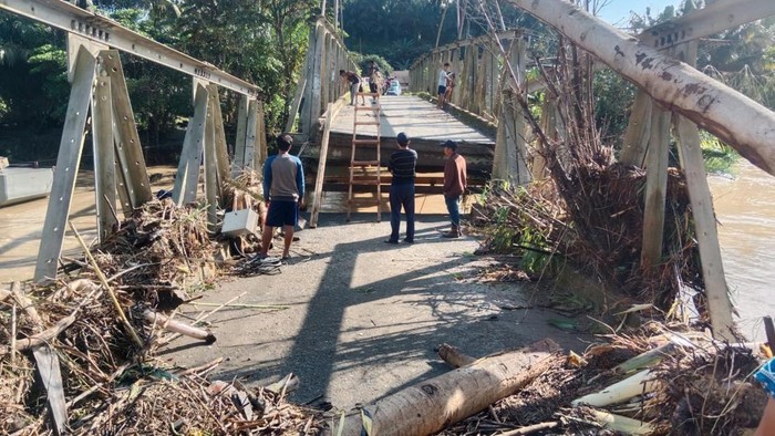 Jembatan di Kecamatan Tommo, Kabupaten Mamuju, ambruk diterjang banjir.
