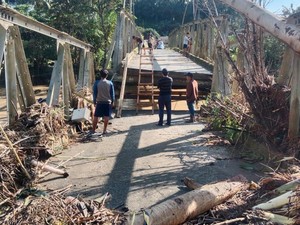 Jembatan di Tommo Mamuju Ambruk Diterjang Banjir, Warga 3 Desa Terisolir