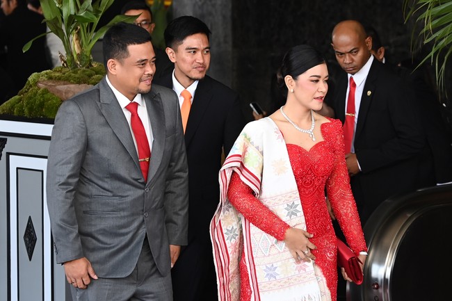 Sama-sama mengenakan kebaya merah, Kahiyang Ayu, putri kedua Jokowi dan istri dari Bobby Nasution, tampil tidak kalah menyala. Kebaya Kahiyang memiliki sentuhan beads yang memberikan aksen kilau pada busana tradisional tersebut. Foto: ANTARA FOTO/Indrianto Eko Suwarso