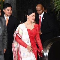 Sama-sama mengenakan kebaya merah, Kahiyang Ayu, putri kedua Jokowi dan istri dari Bobby Nasution, tampil tidak kalah menyala. Kebaya Kahiyang memiliki sentuhan beads yang memberikan aksen kilau pada busana tradisional tersebut. Foto: ANTARA FOTO/Indrianto Eko Suwarso