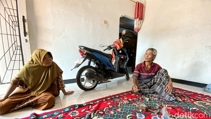 Kakek dan Nenek Neng Laras.