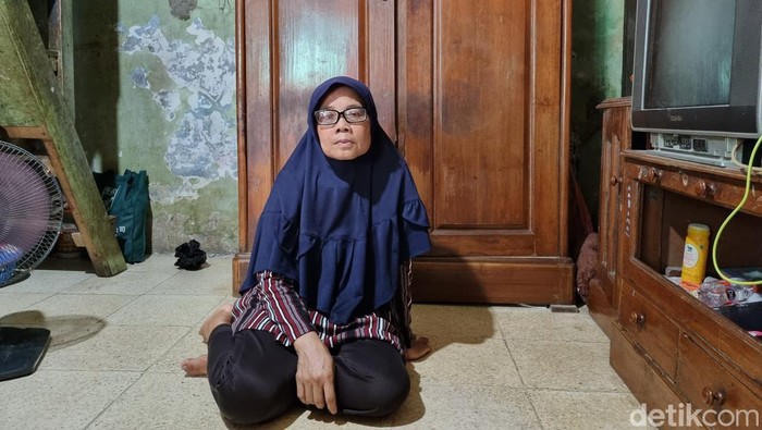 Kanipah (57)  nenek F (9) bocah mengidap HIV stadium akhir di Surabaya