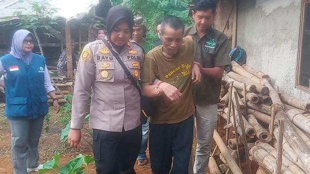 Kapolsek Lengkong Iptu Bayu mengevakuasi kakak-beradik Hamdan dan Hamdi dari kandang yang mereka tinggali selama 5 tahun terakhir karena ODGJ.