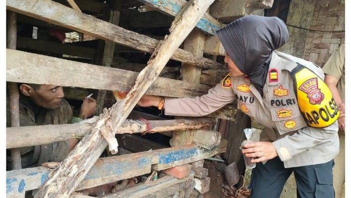 Kapolsek Lengkong Iptu Bayu mengevakuasi kakak-beradik Hamdan dan Hamdi dari kandang yang mereka tinggali selama 5 tahun terakhir karena ODGJ.