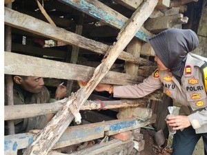 Polwan Iptu Bayu Selamatkan Kakak Adik ODGJ dari Kandang hingga Kawal ke RSJ
