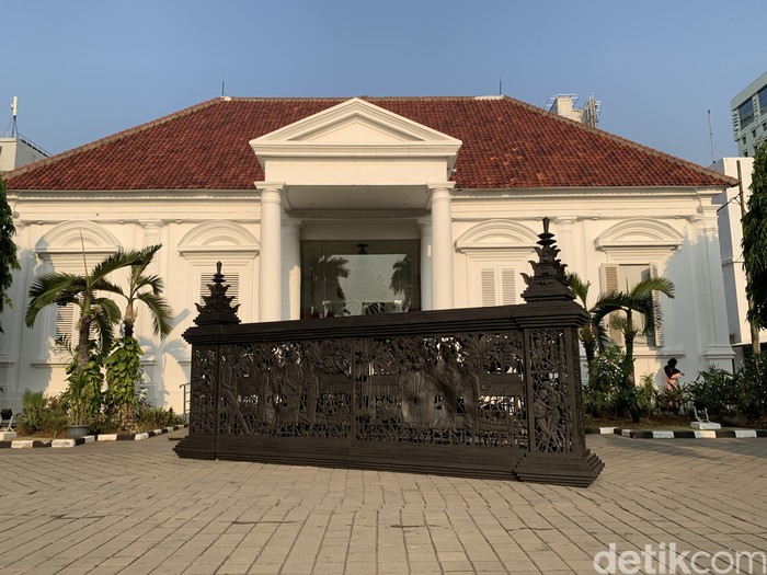 Karya seni instalasi “Crush Me #2” oleh Entang Wiharso dipajang di depan Galeri Nasional Indonesia. Karya megah ini bisa disaksikan hingga 15 November 2024.
