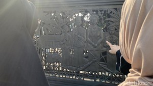 Karya ini menyerupai sebuah stupa dan tampak gagah, menarik perhatian setiap pengunjung yang melintas.  