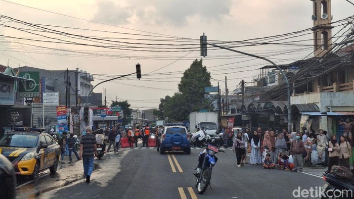 Kebakaran 8 kios dan 2 rumah di Jl Raya Tajur, Bogor, Selasa (22/10/2024).
