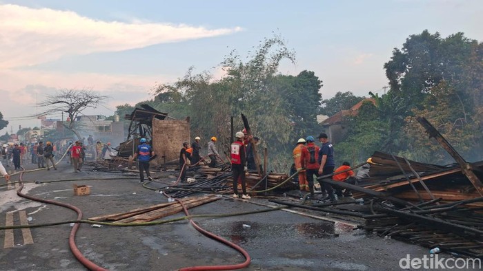 Kebakaran 8 kios dan 2 rumah di Jl Raya Tajur, Bogor, Selasa (22/10/2024).
