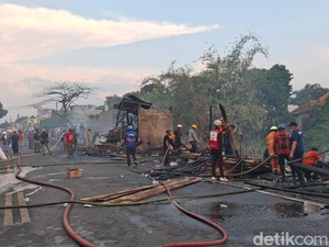 Video: Kebakaran Hanguskan 8 Kios dan 2 Rumah di Tajur Bogor
